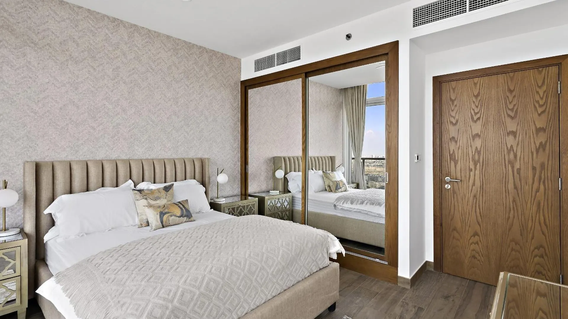 Vayk - Bright 4 Bd Penthouse With Spacious Terrace Dubai Apartment